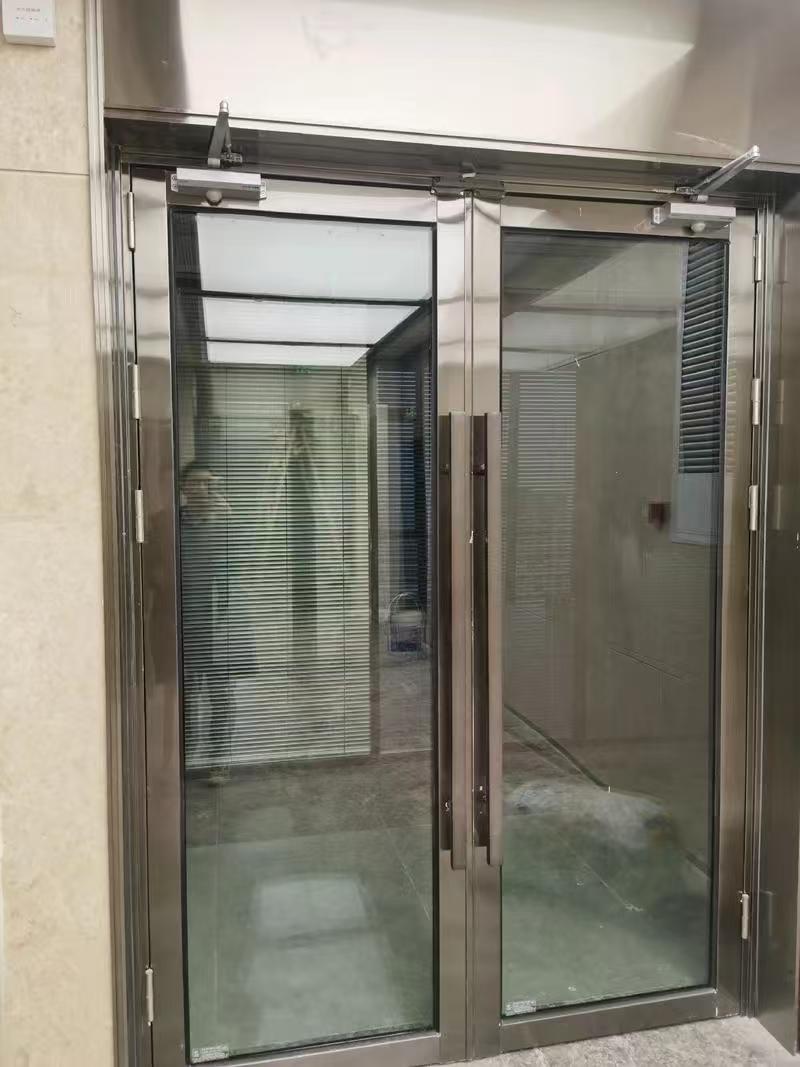 不銹鋼玻璃防火門(mén)